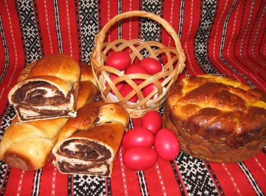 OUĂ CU PASCĂ SI COZONAC