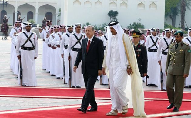Recep Tayyip Erdogan si Emirul actual al Qatarului Tamim bin Hamad Al Thani, fiul lui Hamad bin Califa al Thani, Doha, Qatar, 2 dec. 2015