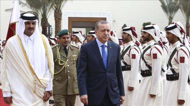 Turkish President Recep Tayyip Erdogan (3rd L) and Qatari Emir Sheikh Tamim bin Hamad al-Thani (L) inspect a guard of honor during an official welcoming ceremony in Doha, Qatar on Februa