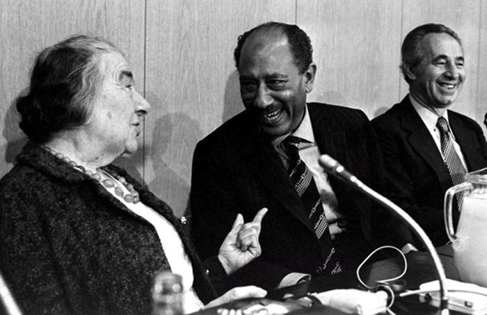 Anuar al Sadat conversand cu Golda Meir si Shimon Peres