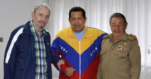 Hugo Chávez entre los hermanos Fidel y Raúl Castro